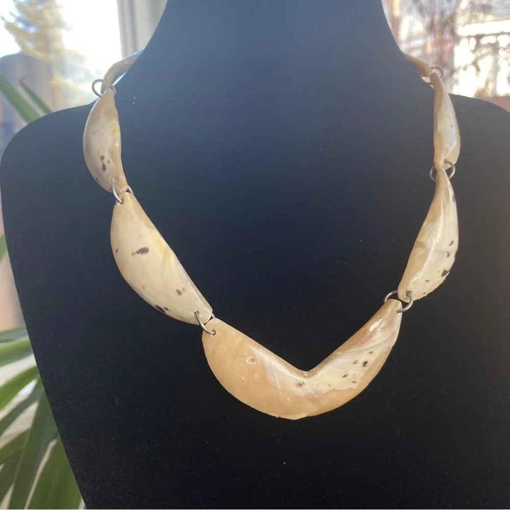 Authentic Shell Necklace in Scallop Design Hook Closure